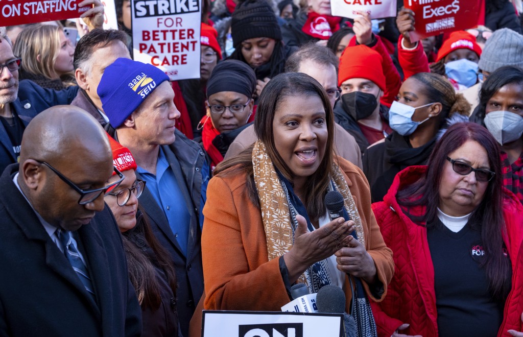 數以千計的護士在紐約市的兩家大醫院進行了罷工。AP