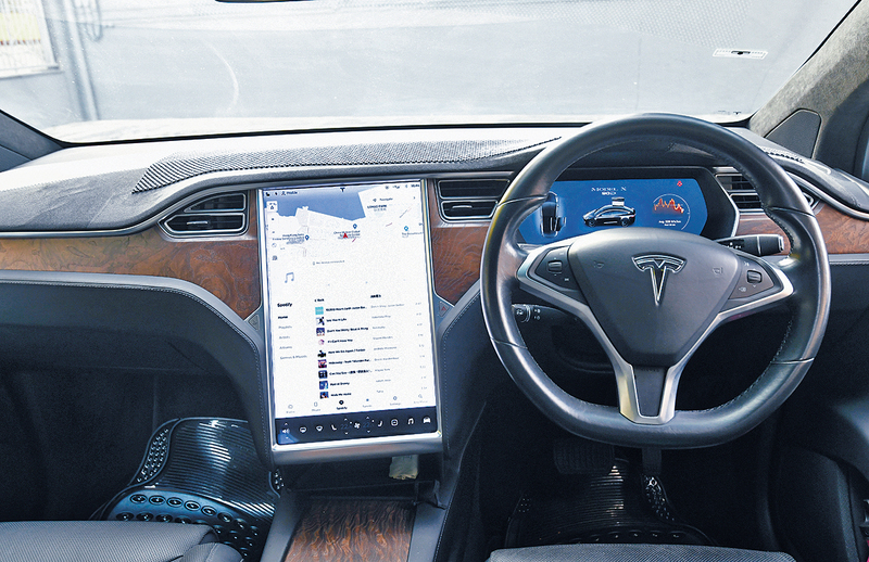 ●Model X有別其他傳統汽車，表板沒有實體按鍵，一切利用觸控屏幕控制。