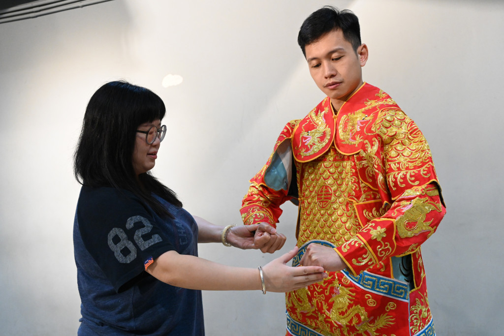 擅长武打动作的袁善婷（左）与喜欢形体表演的岑智颐互相交流。