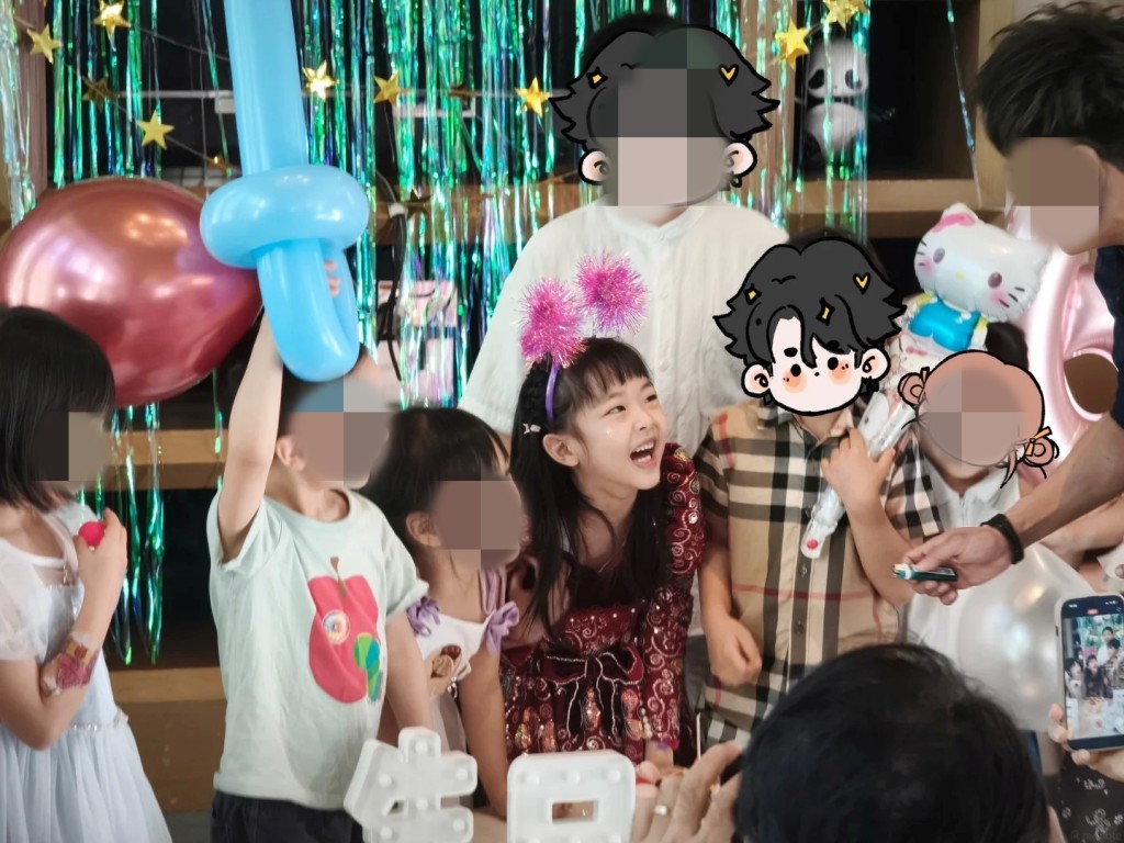 「小飯團」廣邀一眾好友開生日派對,大家圍着精緻的蛋糕,氣氛熱鬧。 「小飯團」廣邀一眾好友開生日派對,大家圍着精緻的蛋糕,氣氛熱鬧。