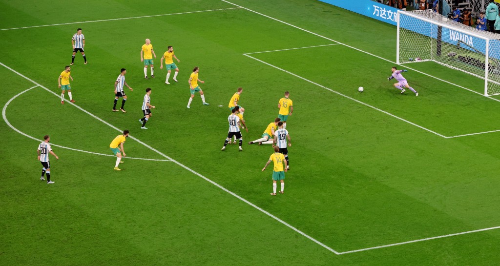 三十五分钟，阿根廷凭美斯(十号)烫射先开纪录。REUTERS