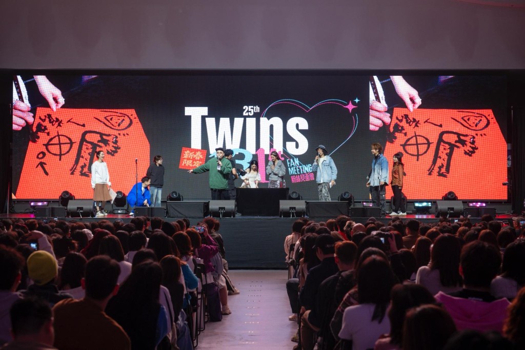 二人逐一跟fans hi bye。