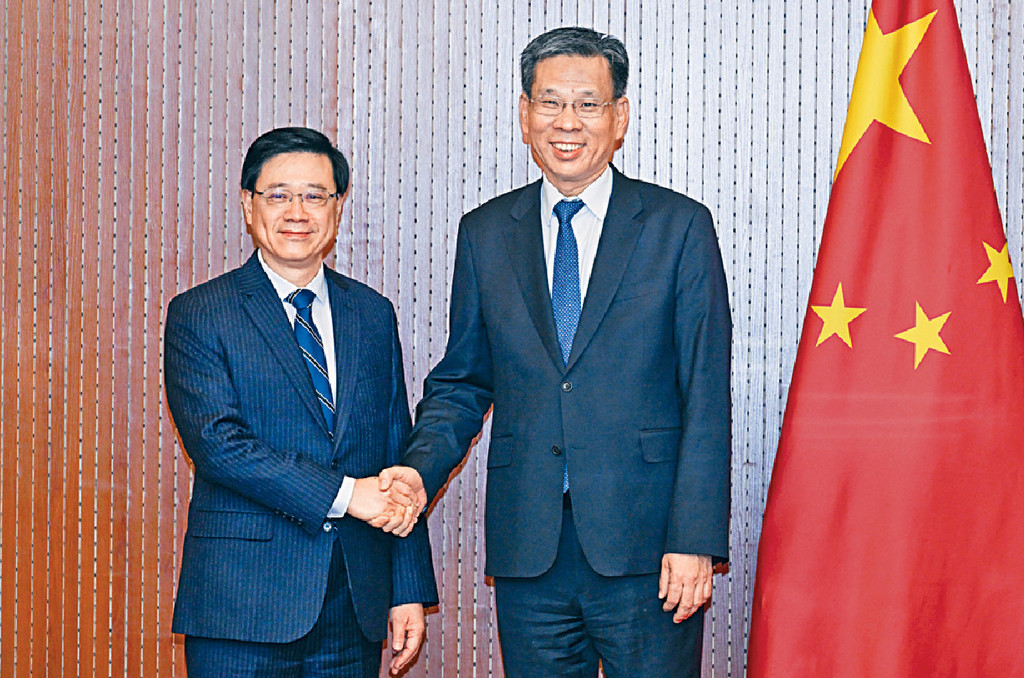 ■李家超拜会国家财政部，与部长刘昆合照。
