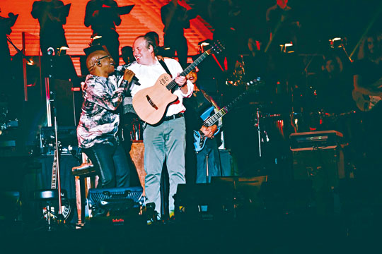 ■Hans演奏《獅子王》的片頭曲時，主唱的Lebo M.現身獻唱。