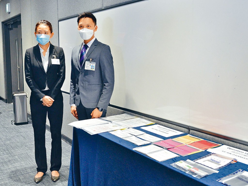 ■莫子威(右)講述反電騙行動經過。小圖為行動中搜獲的假拘捕令。