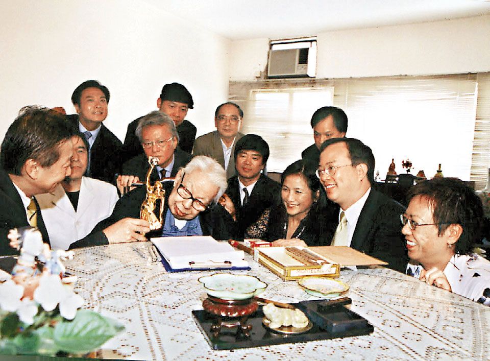 2002年初，张彻荣获《第21届香港电影金像奖》终身成就奖。