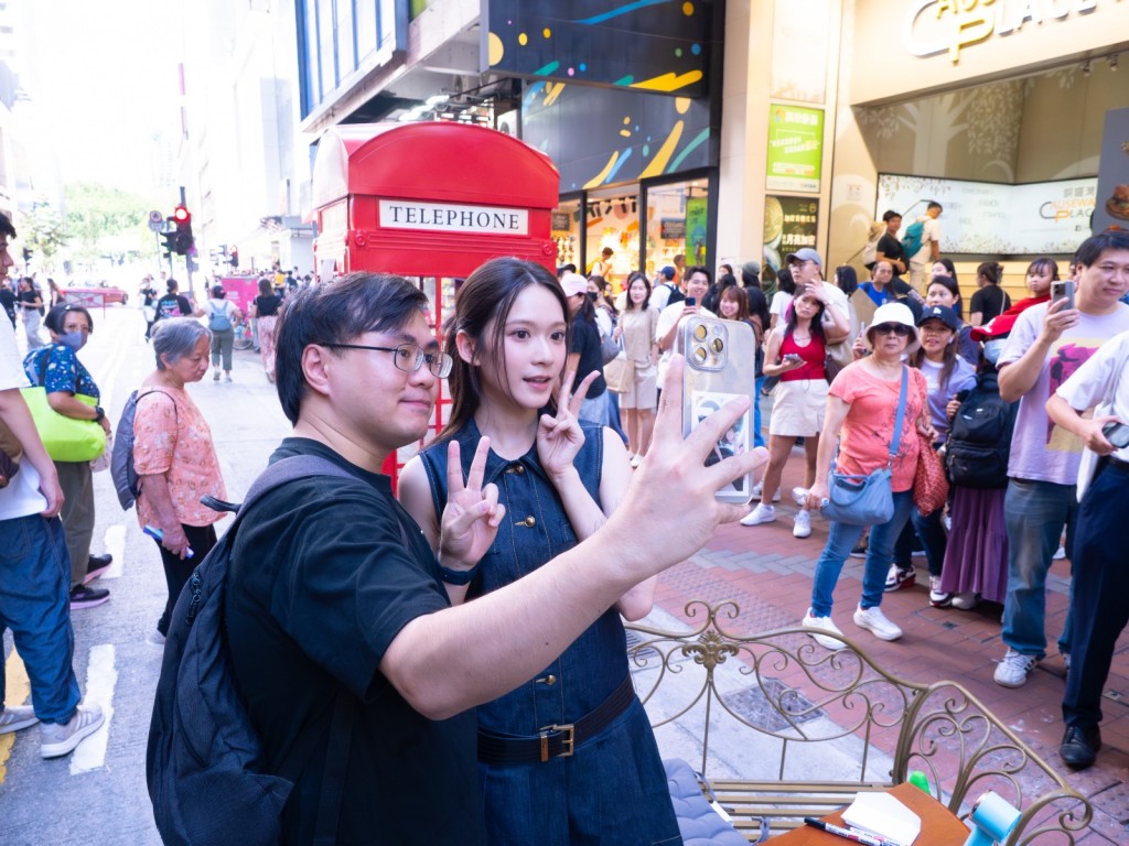 雲浩影日前為宣傳新歌《你的損失》。