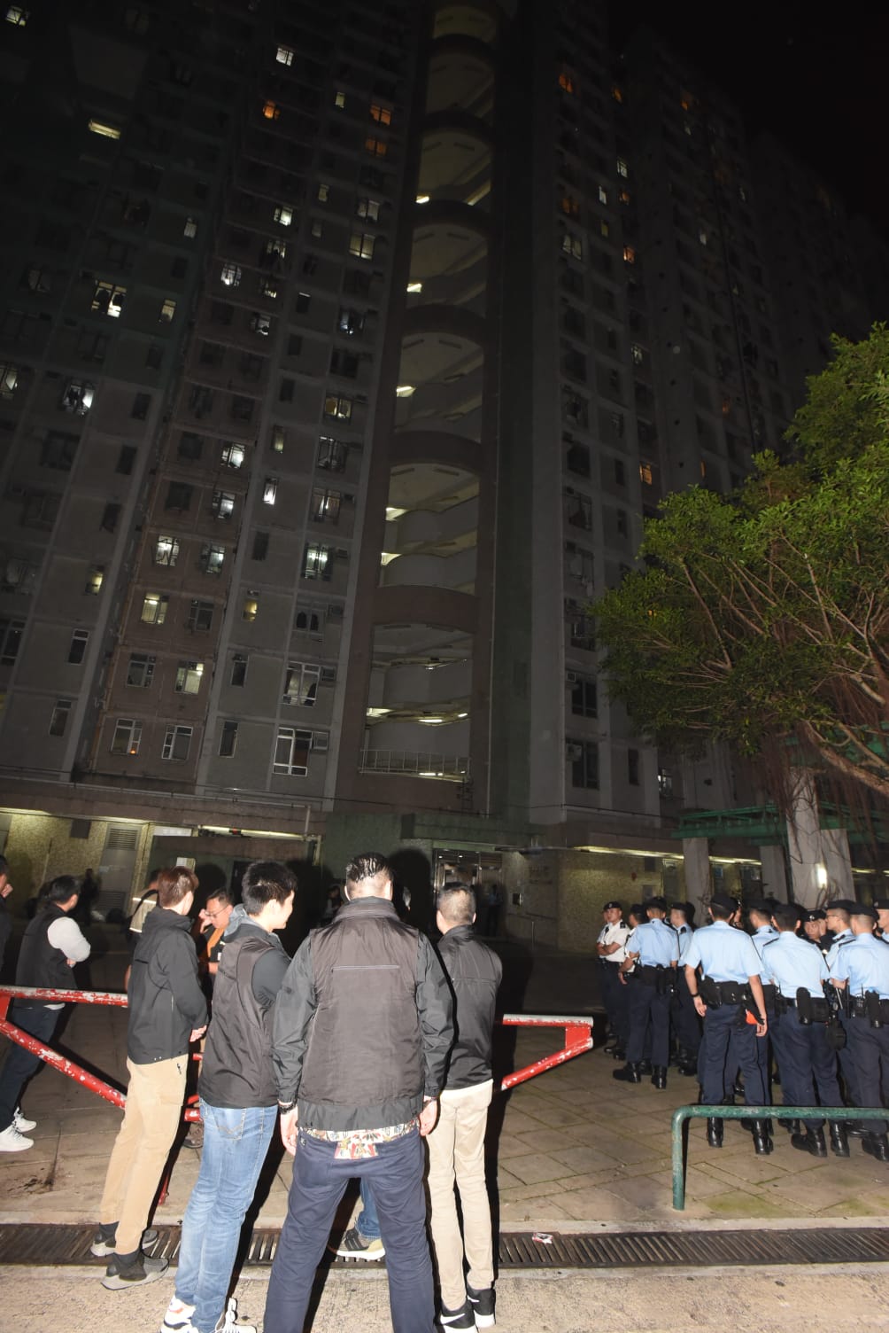警方將會押疑犯到現場調查