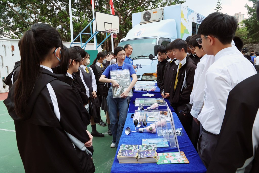 同学参与“闻味辨毒”体验。 同学参与“闻味辨毒”体验。