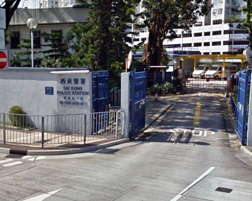警員在現場調查,及翻查附近店舖的閉路電視。 資料圖片