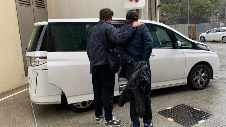 警方在油麗邨拘捕一名涉嫌藏毒及管有仿製槍械的被通緝男子。