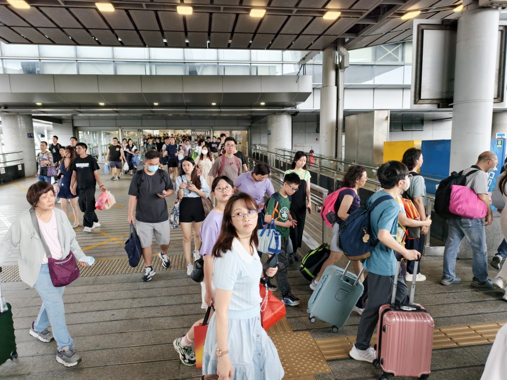 隨着中港兩地互動日益頻繁，內地各大電子支付平台近年積極攻港。