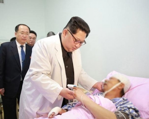 金正恩事发后亲自前往医院了解伤者情况，并探望伤者。网图