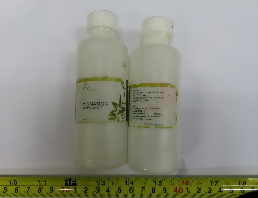 檢獲的部分懷疑藏在精油膠樽內的液態冰毒。政府新聞處圖片
