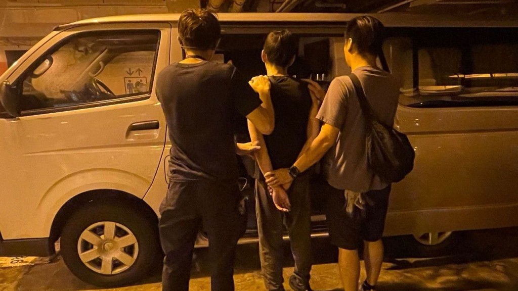 警葵涌邨43歲男涉販毒被捕，貨車上檢近3萬元毒品。警方圖片
