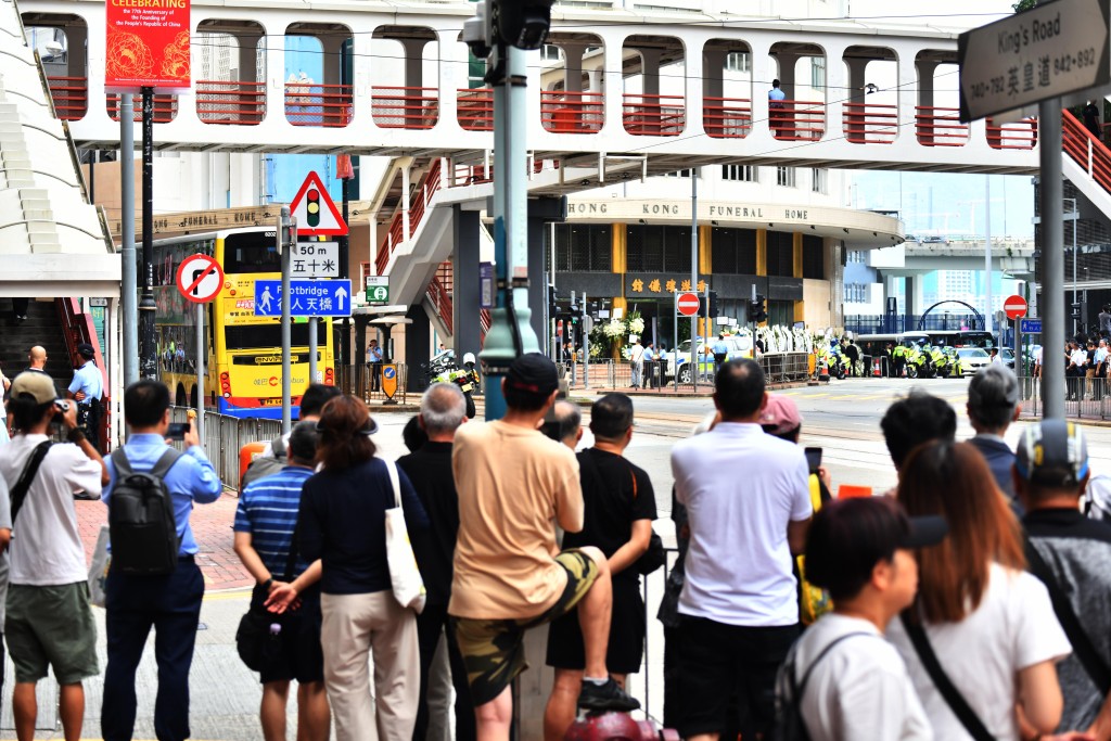 大批市民在附近離遠送別董建華。盧江球攝 大批市民在附近離遠送別董建華。盧江球攝
