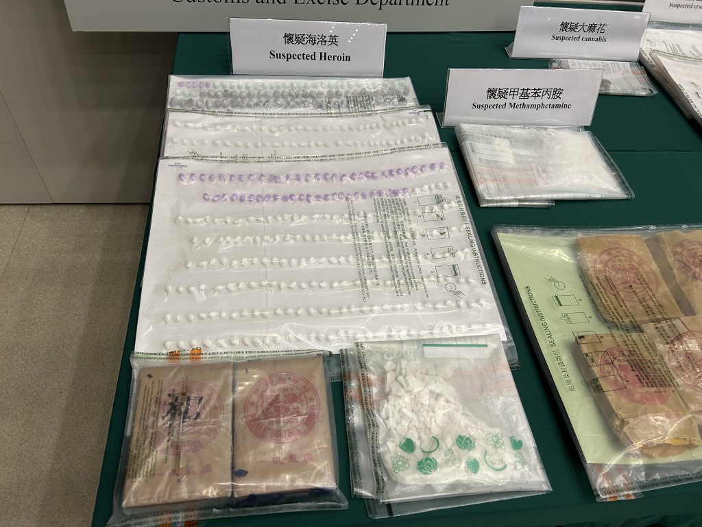 海關檢獲的毒品市值約150萬元。曾志恒攝 海關檢獲的毒品市值約150萬元。曾志恒攝
