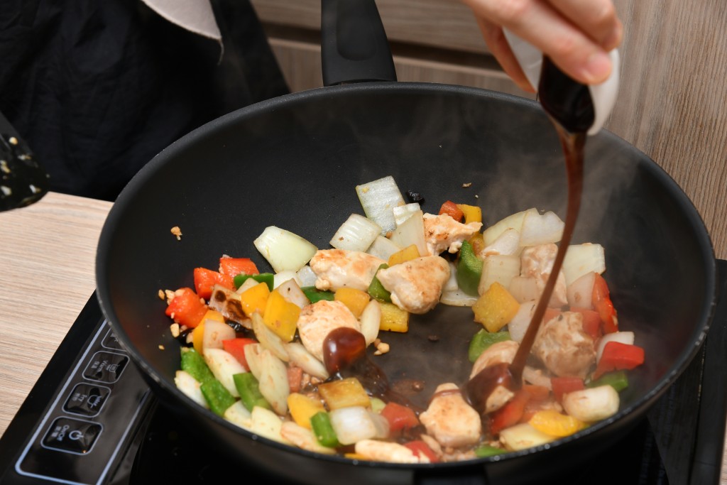 Step 8: 加入調味料炒勻，即成。 Add the seasoning, stir well and serve.