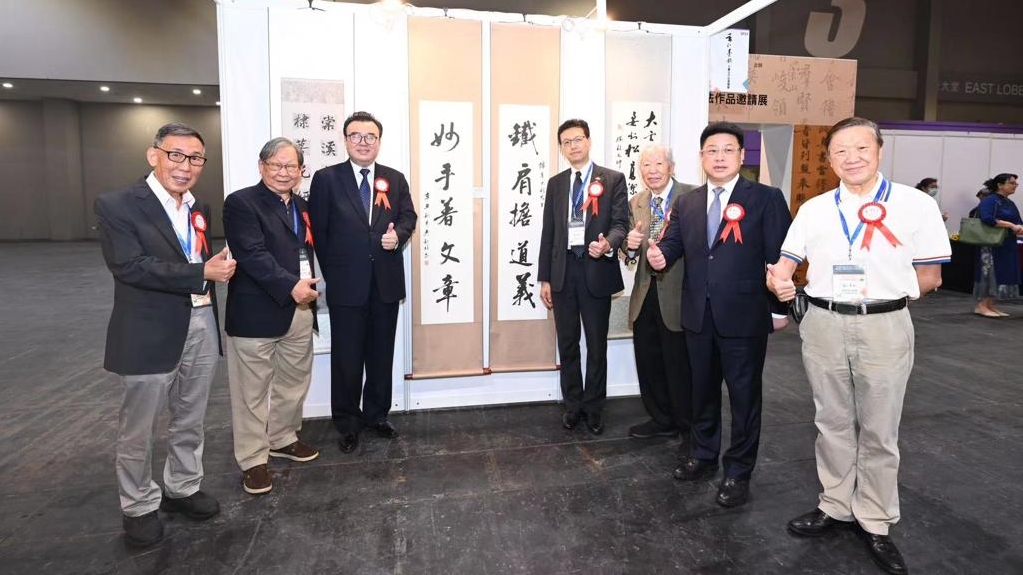 嘉賓在吳秋北作品前留影。