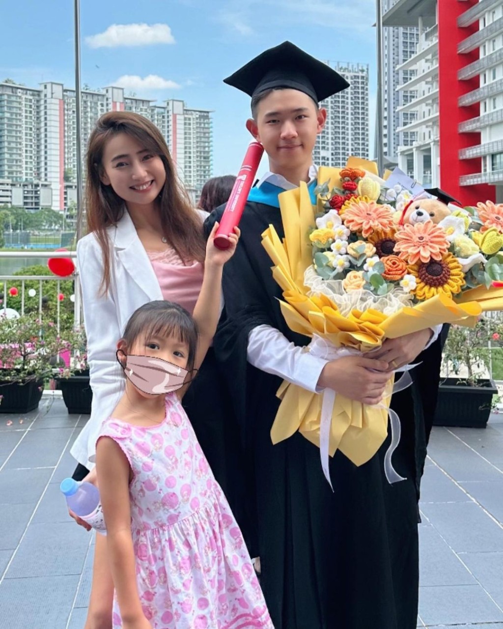 弟弟早前拍毕业照，林诗枝带同女儿出席。