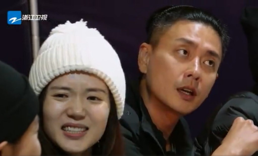 Bosco双眼向上望后才回答。网图