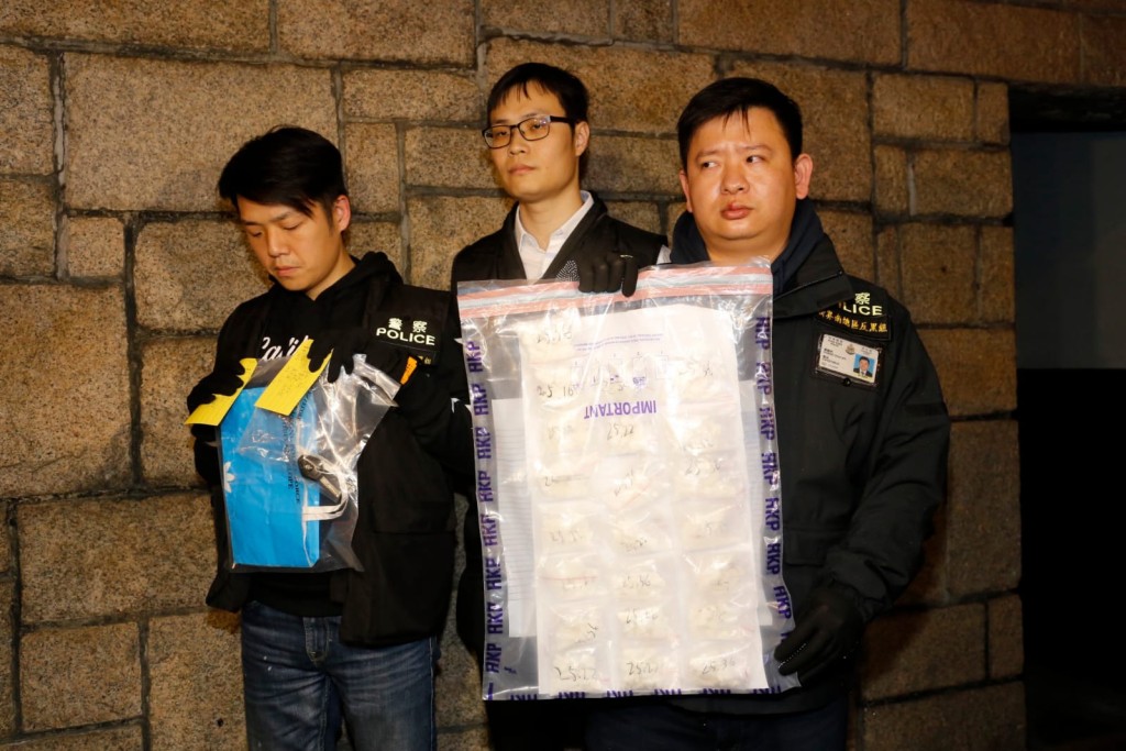警方展示檢獲的證物。