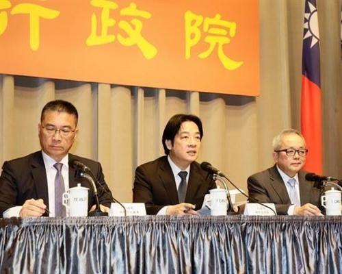 行政院長賴清德 (左二)宣布內閣改組名單。