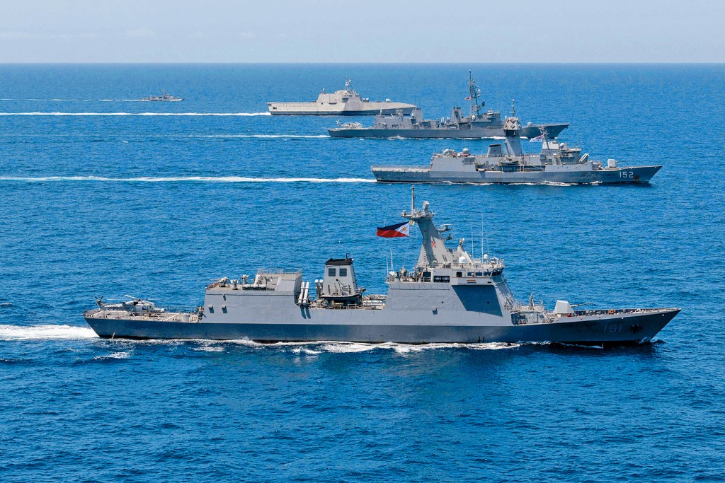 美日澳菲四国的军舰日前在南海举行联合军演。
