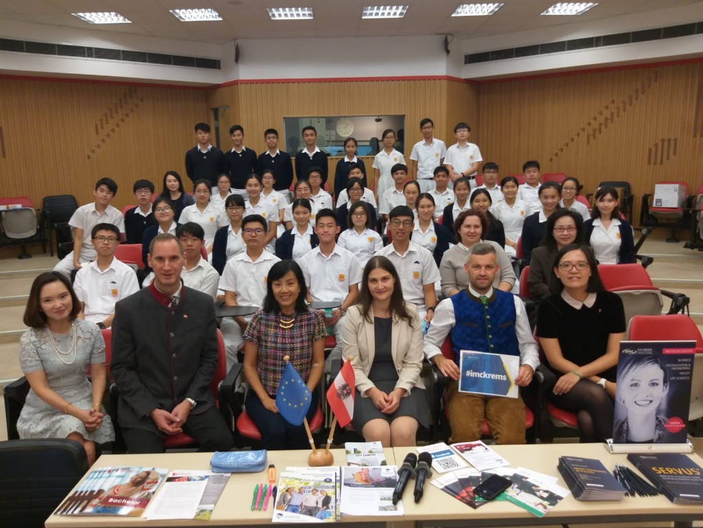 奧地利的大學代表到本港學校介紹升學途徑。
