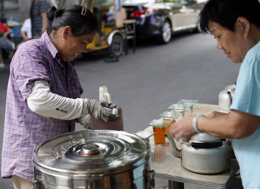 涼茶經營需依法取得食品經營許可證，按食品經營許可範圍經營，相關經營者需嚴格落實食品安全主體責任，防控食品安全風險。 新華社資料圖