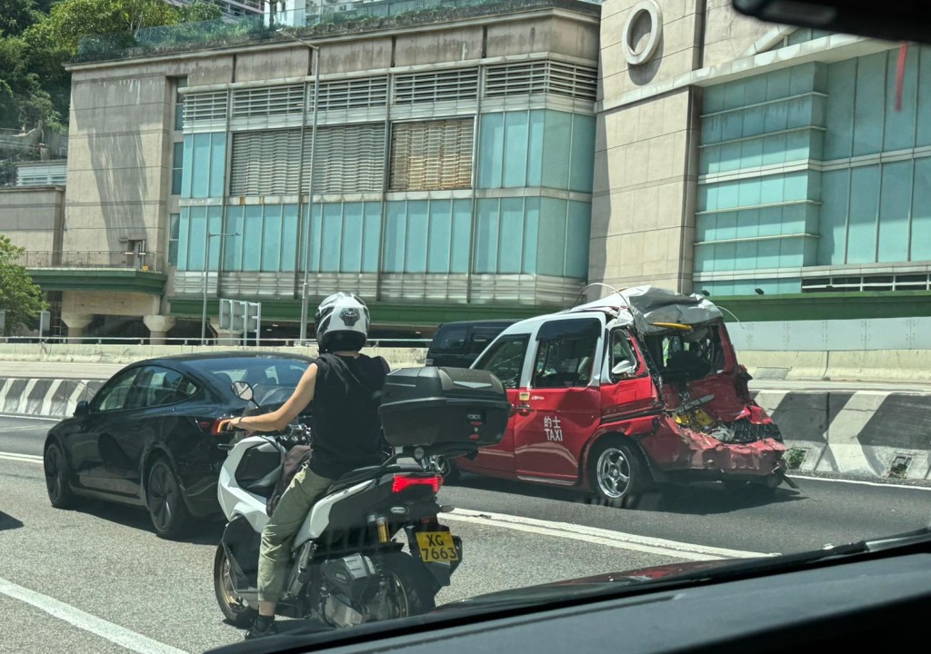 的士車尾嚴重凹陷。 的士車尾嚴重凹陷。