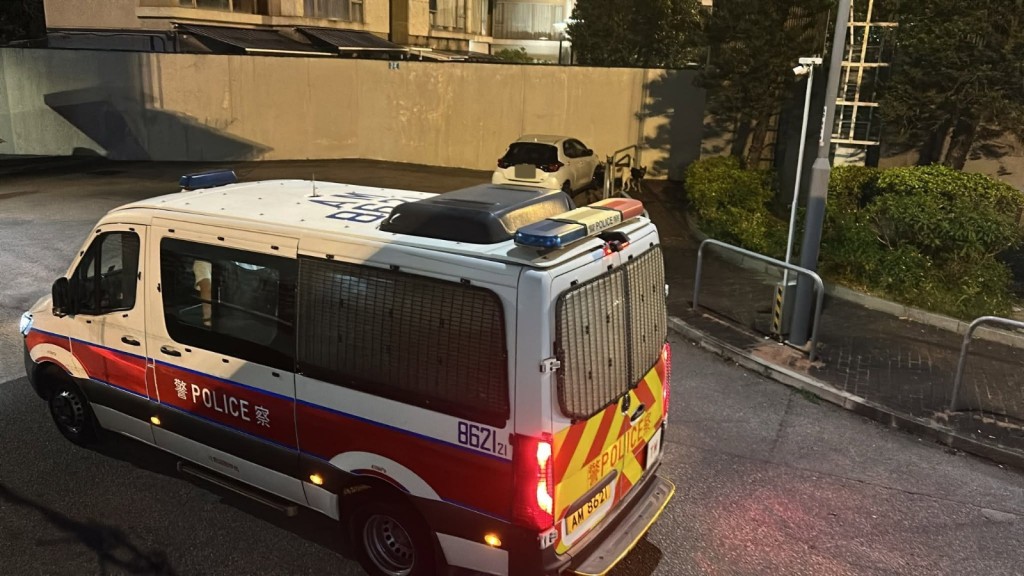 警方接報到場,發現私家車車頭泵把損毀,聯絡車主跟進,列作「流浪動物」處理。Facebook 香港突發事故報料區及討論區 圖片 警方接報到場,發現私家車車頭泵把損毀,聯絡車主跟進,列作「流浪動物」處理。Facebook 香港突發事故報料區及討論區 圖片