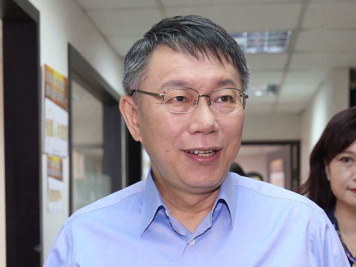 柯文哲指自己受到藍綠兩黨夾攻,選情告急。