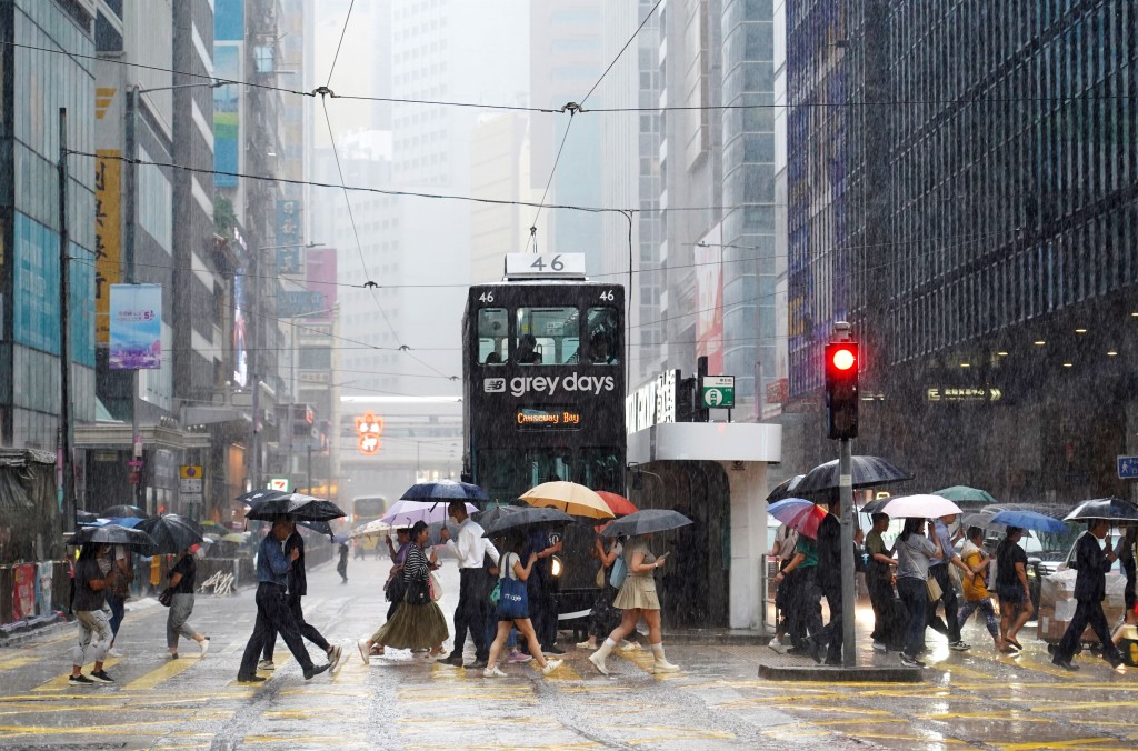 強雷雨區持續於珠江口以南一帶發展並逐漸靠近本港。