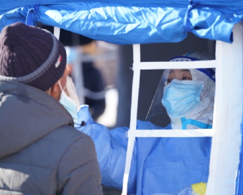 內地多個省巿爆發新一輪疫情，部分地巿政府擴大篩查的範圍。（新華社）