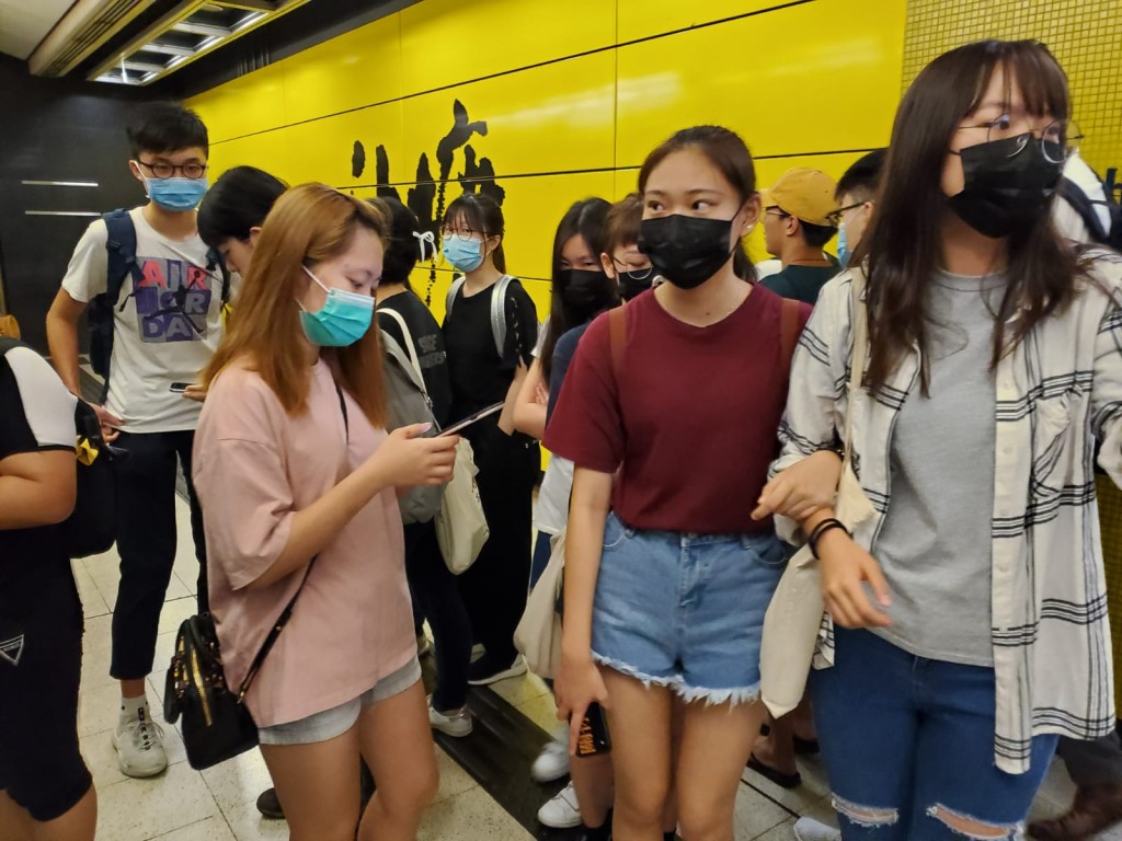 有戴口罩市民在車站聚集