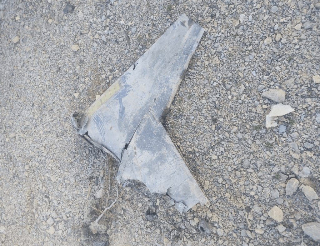 伊朗官方媒體發布多張據稱是戰機殘骸的照片,畫面顯示有垂尾部分及零散部件。@PressTV 伊朗官方媒體發布多張據稱是戰機殘骸的照片,畫面顯示有垂尾部分及零散部件。@PressTV