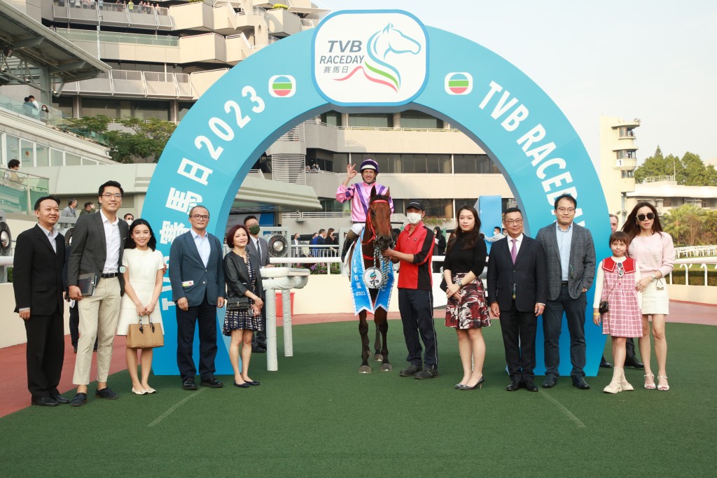 「健康快驹」夺得TVB杯，马主及亲友在凯旋门祝捷。