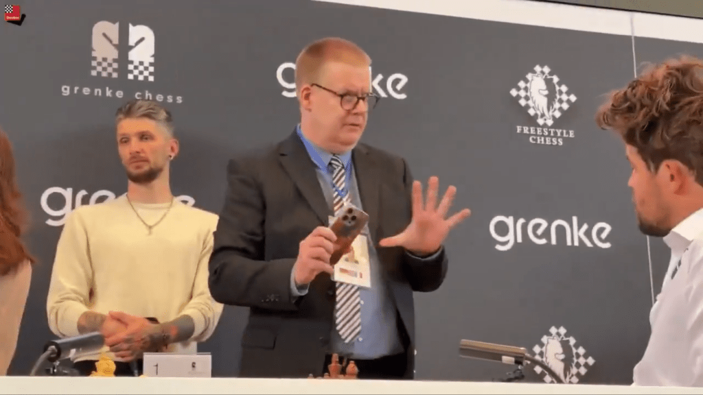 裁判还特地向卡尔森示意。 X@PicturesFoIder 裁判还特地向卡尔森示意。 X@PicturesFoIder