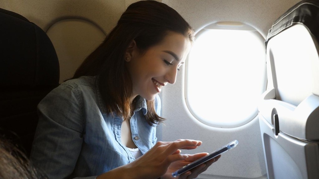 飛機搭客通常自動自覺將手機調至飛行模式。網圖 飛機搭客通常自動自覺將手機調至飛行模式。網圖