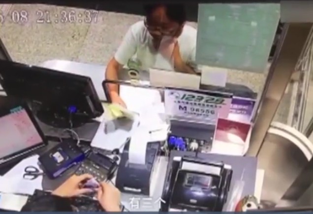 女生向職員送往感謝信及小禮物。網圖