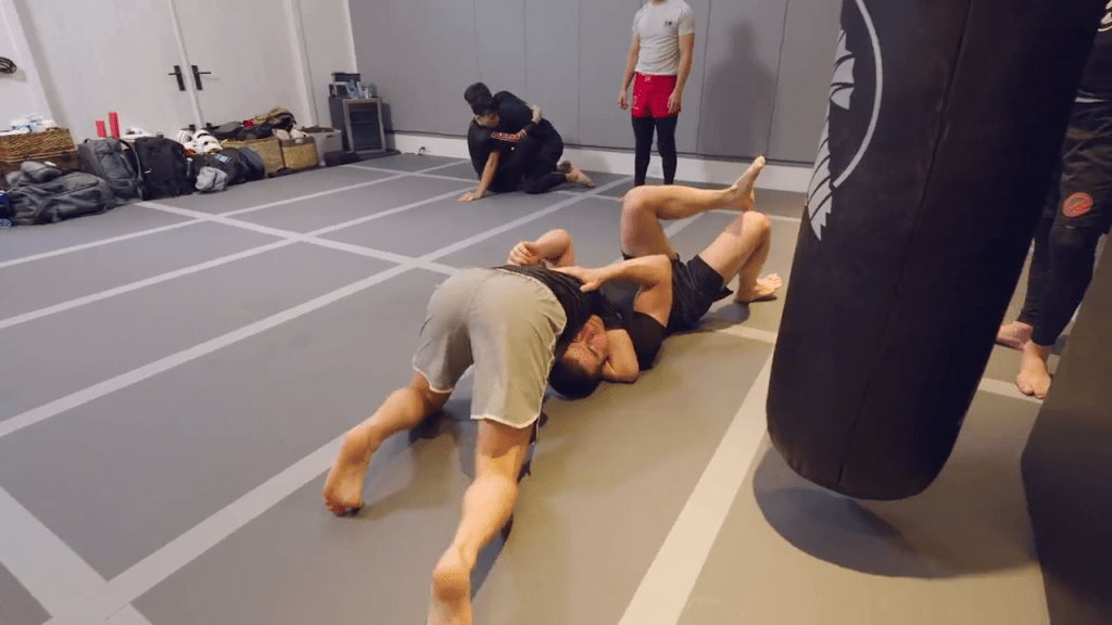 朱克伯格進行巴西柔術訓練。