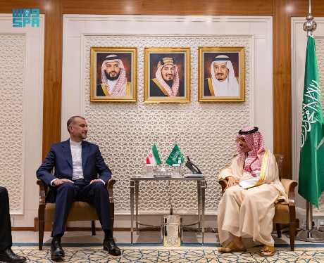 伊朗外长阿布杜拉希安(左)在利雅得与沙特外长费萨尔亲王会谈。美联社