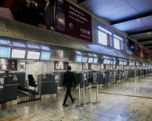 多國對非洲南部發出旅行禁令，當地機場出境櫃位空無一人。REUTERS