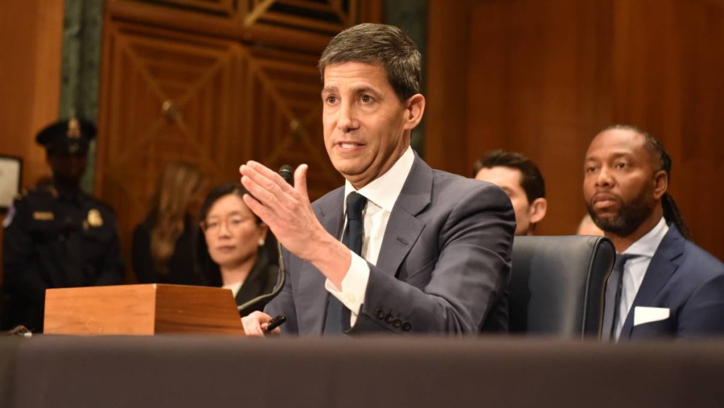 沃什反驳成特朗普「扯线木偶」担忧 强调是独立决策者 惟对利率路径含糊其辞