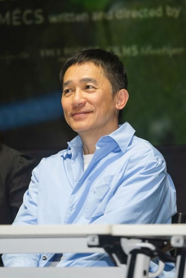 梁朝伟事隔18年后再次到访韩国,带着温暖的笑容与粉丝见面。 梁朝伟事隔18年后再次到访韩国,带着温暖的笑容与粉丝见面。