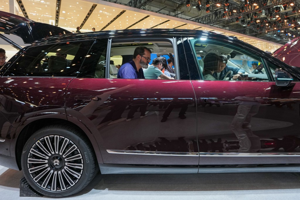 油价飙升日系车「断供」下，中东客户纷涌到北京车展抢国产电车。新华社 