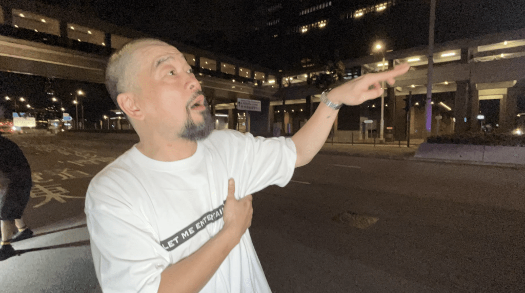 葛民輝向記者講述車禍情況。蔡楚輝攝