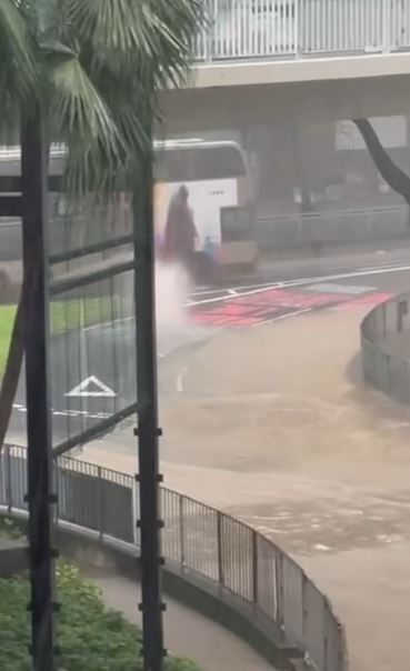 渠位爆出水柱。