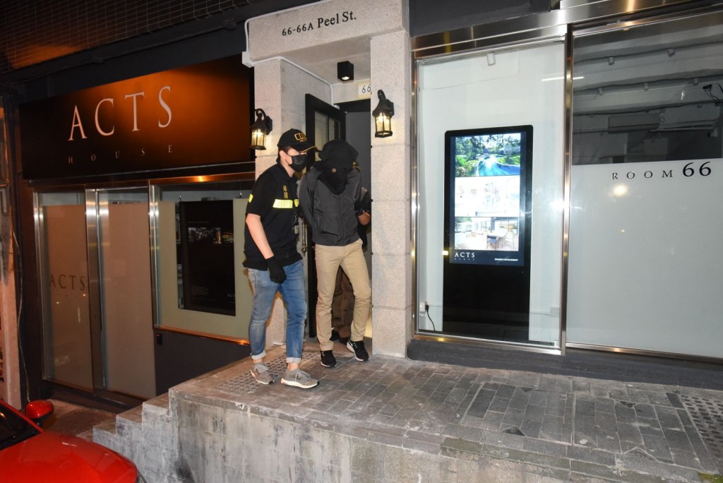 海關搗破中環一個毒品分銷及包裝中心,兩名男子被捕。
